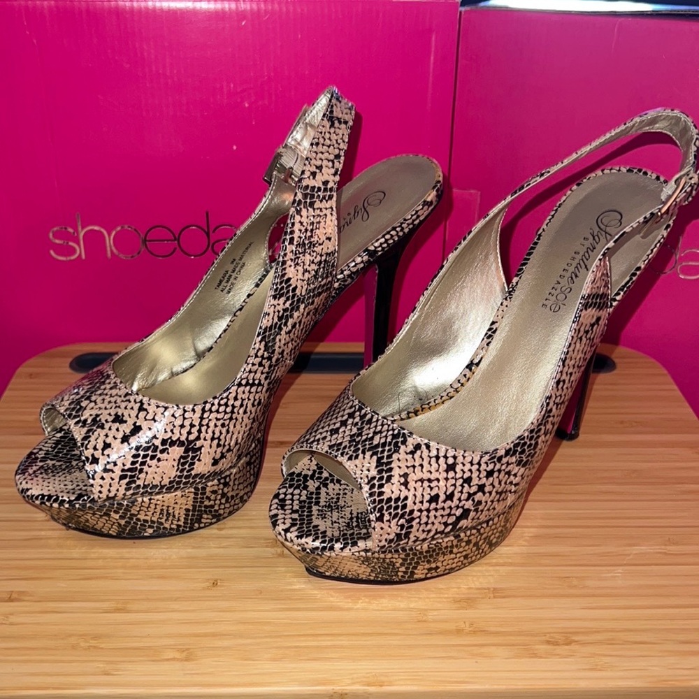 Shoe Dazzle size 9, Beige Snake